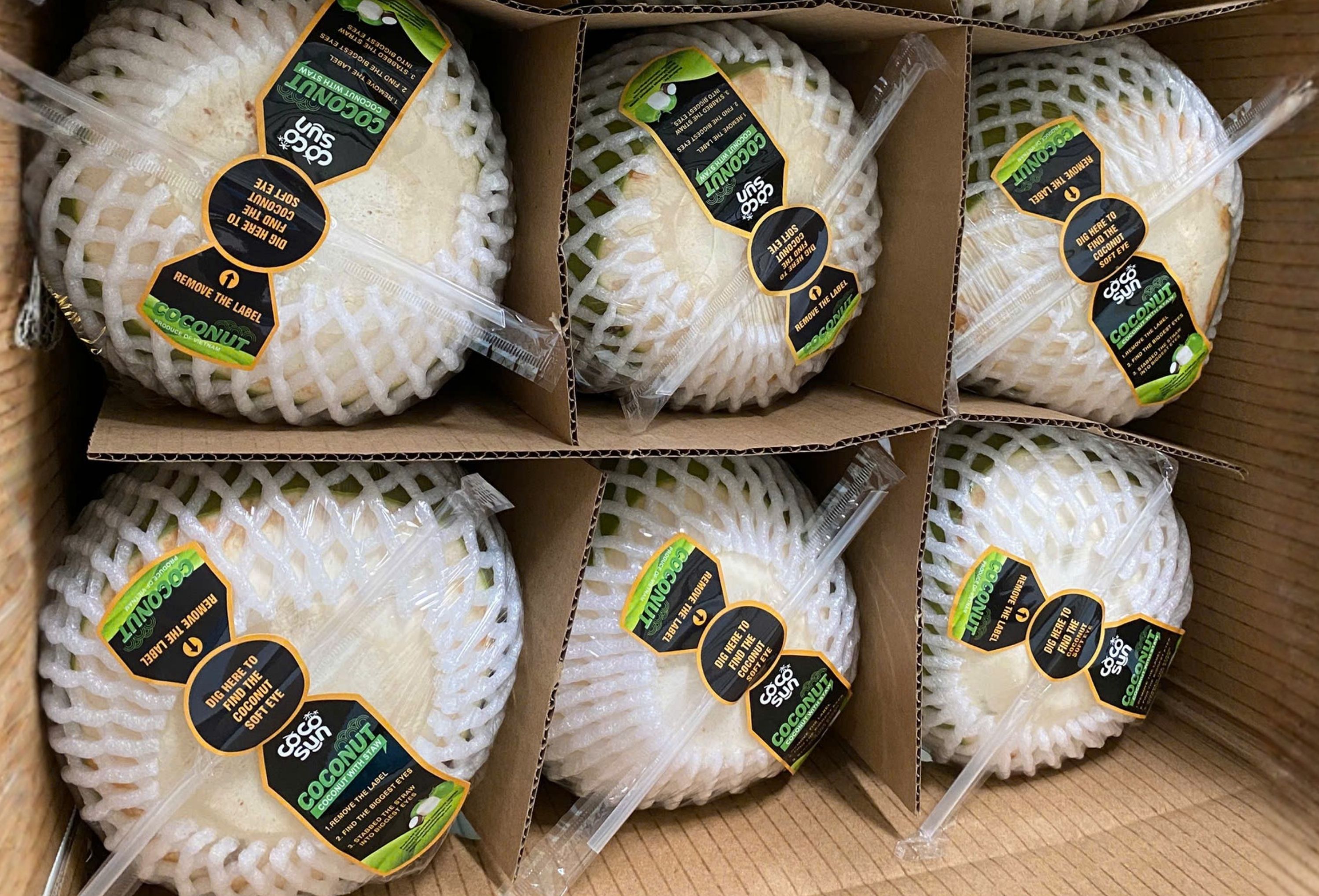 Очищенный зелёный кокос