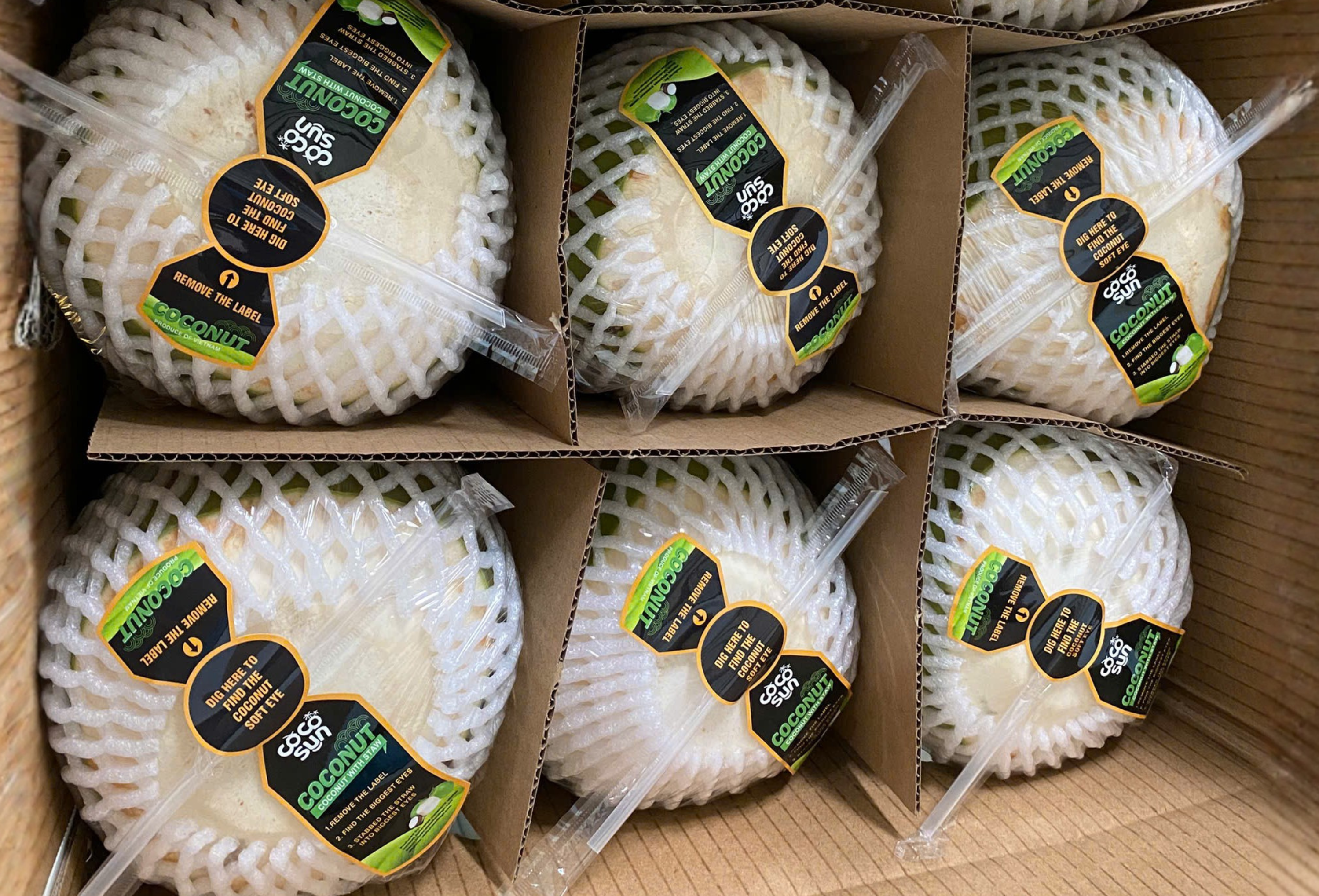 Очищенный зелёный кокос