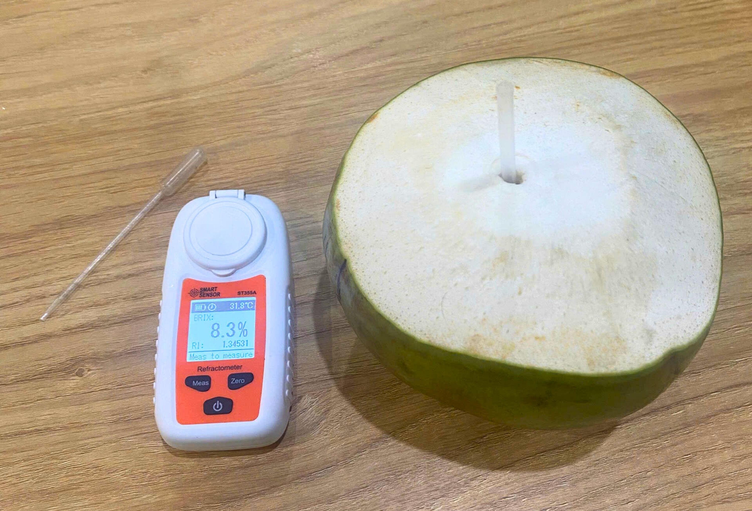 Очищенный зелёный кокос