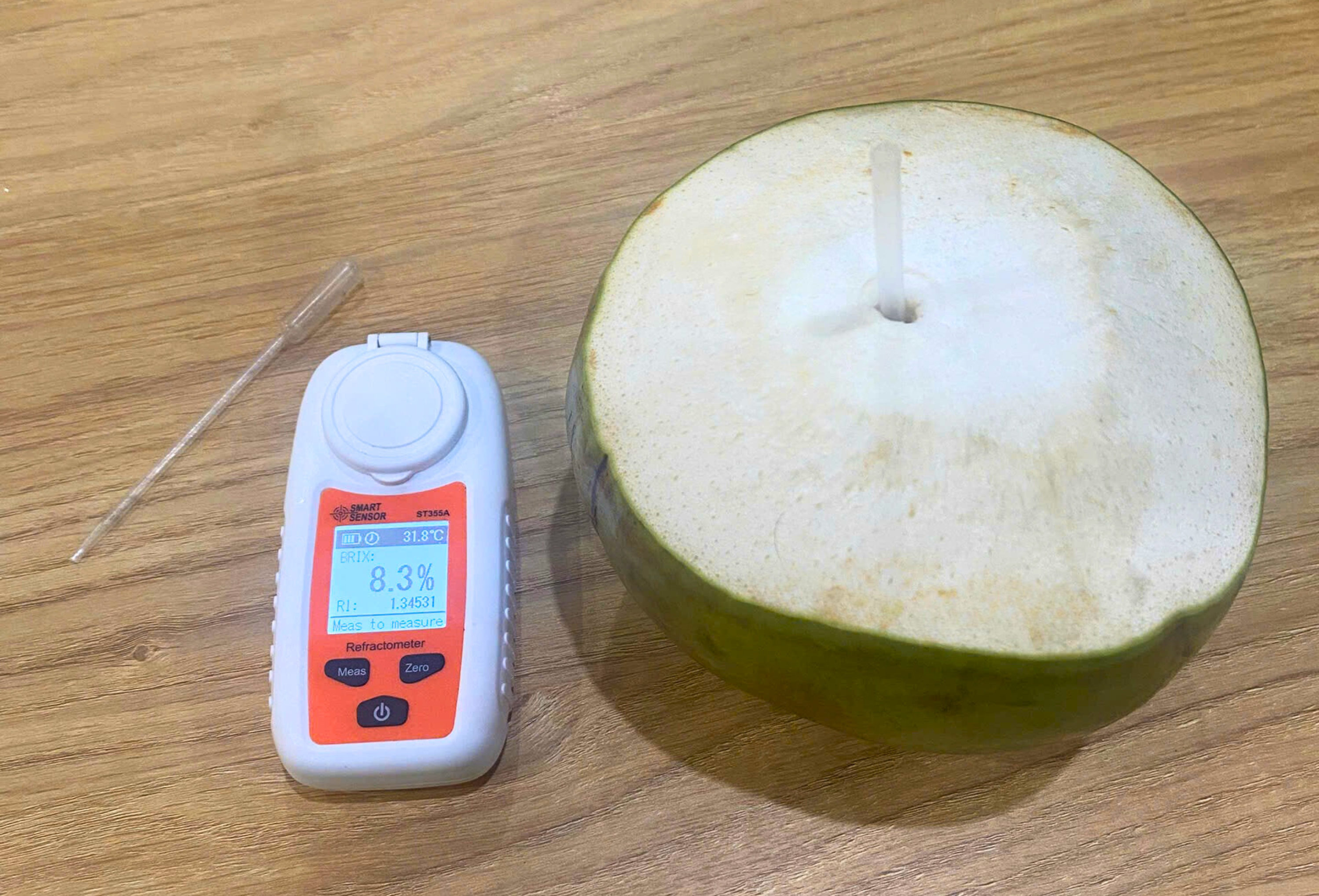 Очищенный зелёный кокос